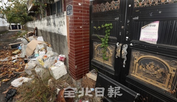 13일 전주시 감나무골 재개발구역 등 도심의 빈집들이 우범지대로의 전락이 우려되고 있다. /사진 = 조현욱 기자