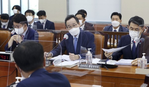 국회 행정안전위원회의 전북도에 대한 국정감사가 13일 국회에서 열려 송하진 도지사가 의원들의 질의에 답변하고 있다. /사진 제공 = 전북도청