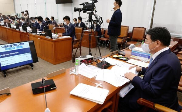 김용진 국민연금공단 이사장이 13일 오전 서울 여의도 국회에서 열린 국회 보건복지위원회의 국민연금공단에 대한 국정감사에서 고영인 더불어민주당 의원의 질의에 답하고 있다. 2021.10.13 /연합뉴스, 사진 = 국회사진기자단