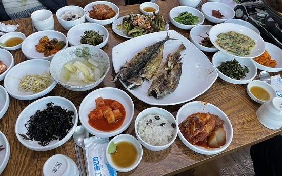 수정관의 '순창솥밥정식'.