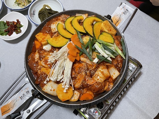 중앙회관의 '순창고추장 오리불고기'.