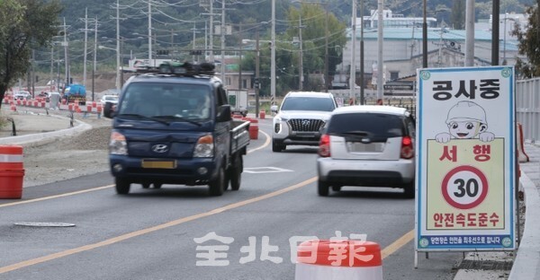 전주 추천대교~서곡광장 천변도로 확장공사가 한창이 14일 도로 위에 시속 30km/h 이하 운행을 알리는 안내판들이 있지만 과속방지턱 등 교통시설 부족으로 차들이 과속을 하고 있다. /사진 = 조현욱 기자