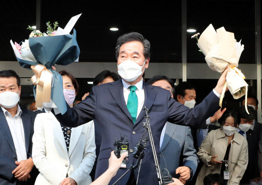 더불어민주당 이낙연 전 대표가 14일 서울 여의도 대산빌딩에서 열린 이낙연 필연캠프 해단식을 마친 뒤 꽃다발을 들고 지지자들을 향해 손을 들고 있다. /사진 = 국회사진기자단