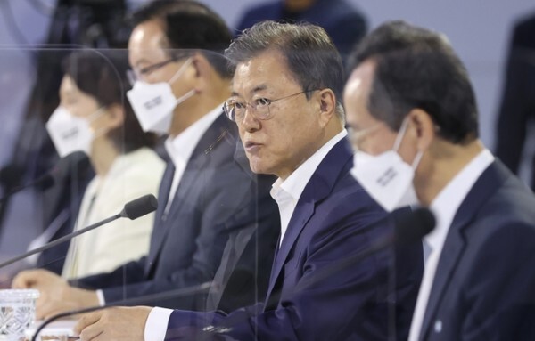 문재인 대통령이 14일 오후 세종시 정부세종컨벤션센터에서 열린 '균형발전 성과와 초광역협력 지원전략 보고'행사에서 발언하고 있다. /사진 = 연합뉴스