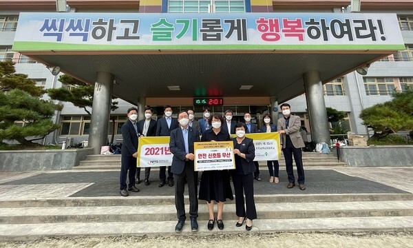 지난 15일 전주삼천남초등학교에서 국민연금공단 김철환 안전관리단장(앞 왼쪽)이 오정자 전주삼천남초등학교장(앞 가운데), 박영숙 대한산업보건협회 전북산업보건센터장(앞 오른쪽)과 함께 전달식 기념촬영을 하고 있다. /사진 제공 = 국민연금공단