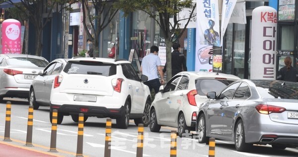 전북혁신도시 일대 거리가 불법주정차 차량으로 운전자와 보행자 안전을 위협하고 있다. 17일 대방디엠시티 인근 상가 건물 앞 도로에 불법주정차 차량들이 줄지어 있다. /사진 = 오세림 기자