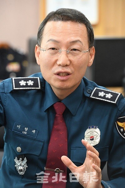 취임 100일을 맞은 이형세 전북경찰청장이 수사권조정과 자치경찰제 시행 등 큰 변혁기를 맞고 있지만 도민의 안전과 평온한 삶의 보장이라는 전북경찰의 사명에는 변화가 없다며 안전과 공정, 단합의 정신으로 모든 치안활동에 최선을 다하겠다는 뜻을 전하고 있다. /사진 = 오세림 기자