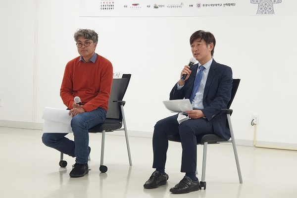 16일 국립익산박물관에서 열린 렉처콘서트에서 이병호 공주교육대학교 교수(오른쪽)와 이문형 원광대학교 마한·백제문화연구소 교수가 토론을 하고 있다.