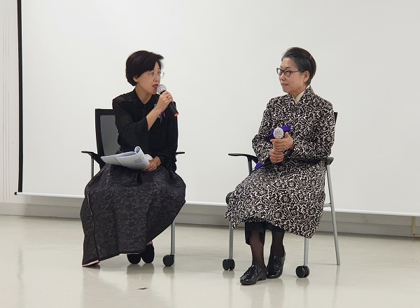 16일 국립익산박물관에서 열린 렉처콘서트에서 금기숙 유금와당박물관장(오른쪽)과 지수현 원광디지털대 교수가 토론을 하고 있다.
