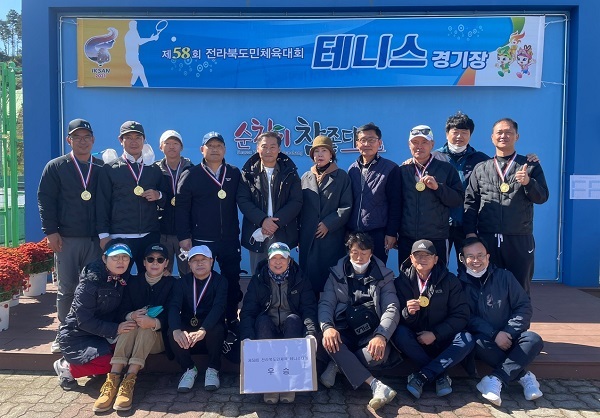 지난 16-17일 순창 공설운동장에서 열린 제58회 전북도민체전 테니스 대회에서 우승을 차지한 진안군 남자테니스 선수들이 메달을 목에 걸고 기념촬영을 하고 있다.