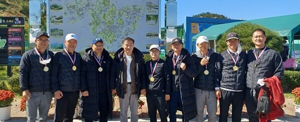 지난 16-17일 순창 공설운동장에서 열린 제58회 전북도민체전 테니스 대회에서 우승을 차지한 진안군 남자테니스 선수들이 메달을 목에 걸고 기념촬영을 하고 있다.