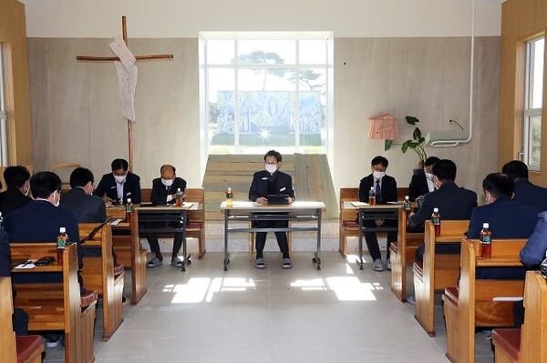 18일 고창 개갑장터에서 열린 고창군 현안회의에서 유기상 군수 등이 개갑장터 활용방안을 논의하고 있다.