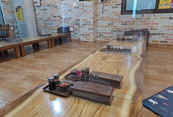 음식점에 생활방역 칸막이가 설치된 모습.