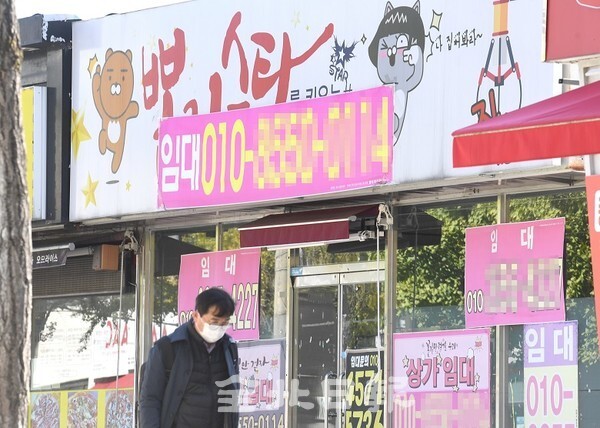 코로나19의 장기화 등으로 인해 폐업 상가가 늘면서 18일 전주대 앞 한 폐업 상가 간판이 방치되고 있다. 주인 없는 간판이 방치되면서 추락과 감전사고 등 2차 사고 위험이 높아 지고 있어 관리가 요구되고 있다. /사진 = 오세림 기자