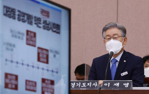더불어민주당 대선 후보인 이재명 경기도지사가 18일 경기도 수원시 경기도청에서 열린 국회 행정안전위원회의 경기도에 대한 국정감사에서 의원 질의에 답하고 있다. /사진=국회사진기자단