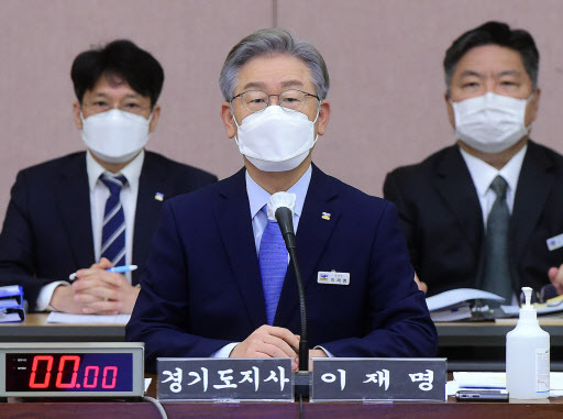 더불어민주당 대선 후보인 이재명 경기도지사가 18일 경기도 수원시 경기도청에서 열린 국회 행정안전위원회의 경기도에 대한 국정감사에서 의원 질의에 답하고 있다. /사진=국회사진기자단