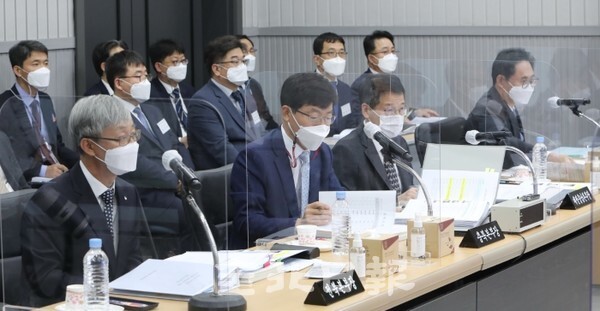 한국은행 전북본부와 대전 국세청 등 2021년도 국회 기획재정위원회 국정감사가 한국은행 전북본부에서 열린 18일 한경수 한국은행 전북본부장이(사진왼쪽) 국회의원의 질의에 답변하고 있다. /사진 = 조현욱 기자