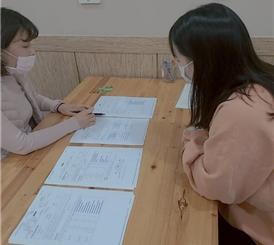 취업컨설팅을 받는 모습.