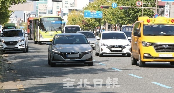 진보당 전주시 위원회 관계자들이 19일 전주시청 앞에서 옛 기무부대 부지 주민시설 활용 촉구 기자회견을 하고 있다. /사진 = 조현욱 기자