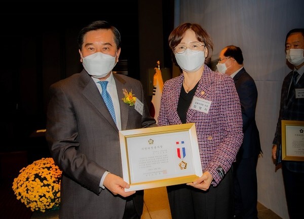 김영자 김제시의회 의장(오른쪽).