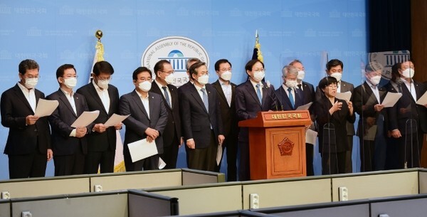 더불어민주당 호남 의원들이 20일 국회 소통관에서 국민의힘 윤석열 대선 경선 후보의 ‘전두환 전 대통령이 정치는 잘했다’ 발언에 대해 즉각 대선 후보직 사퇴를 촉구하는 기자회견을 하고 있는 가운데 김성주 전북도당위원장이 회견문을 낭독하고 있다. /사진 = 국회사진기자단.