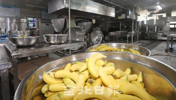 교육공무직 노조가 민주노총 총파업에 참가함에 따라 급식에 차질이 빚어진 20일 전주의 한 초등학교 급식 조리실이 텅 비어 있다. 이날 학생들은 집에서 싸온 도시락과 빵과 우유 등 대체 급식으로 점심을 해결했다. /사진 = 조현욱 기자