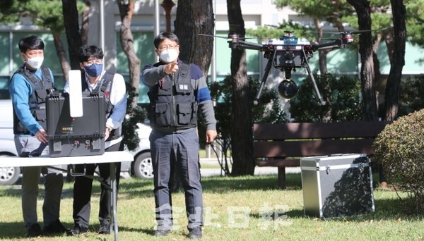 경찰의 날을 하루 앞둔 20일 전북경찰청 드론수색팀이 전북경찰청 앞에서 장비 점검을 하고 있다. /사진 = 조현욱 기자
