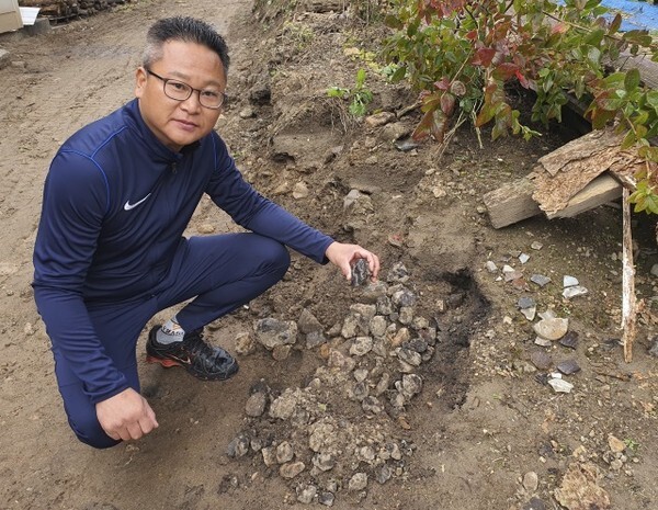 장수군 계북면 김영섭씨 텃밭에서 발견된 쇠똥(슬래그).
