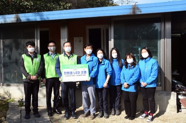 21일 국민연금공단과 혁신안전보건허브 구성원들이 관내 저소득가구 LED 조명설치 및 생활 안전점검 서비스 등을 제공하고 있다. /사진 제공 = 국민연금공단