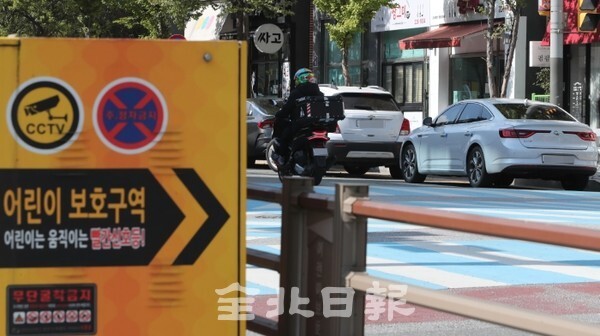 21일 어린이보호구역 주·정차가 전면 금지됐지만, 전주 홍산초등학교 어린이보호구역에 여전히 불법주차 차들이 도로를 점거하고 있다. /사진 = 조현욱 기자