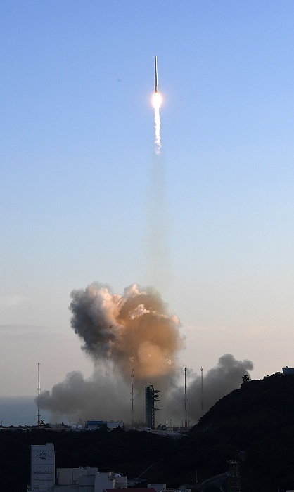 순수 국내 기술로 설계·제작된 한국형 발사체 누리호(KSLV-ll)가 21일 전남 고흥군 나로우주센터에서 발사되고 있다. 누리호는 1.5t급 실용위성을 지구저궤도에 투입하기 위해 만들어진 3단 발사체이며 엔진 설계에서부터 제작, 시험, 발사 운용까지 모두 국내 기술로 완성한 최초의 국산 발사체이다. /사진공동취재단