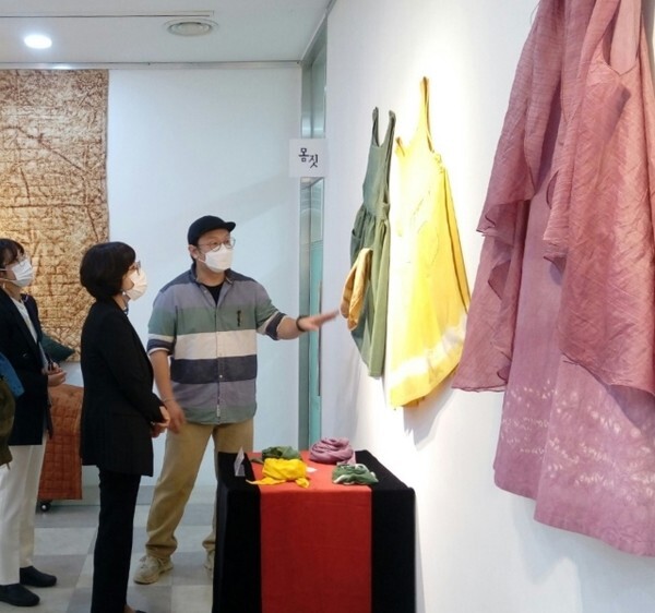 염색 작품 전시회 모습.