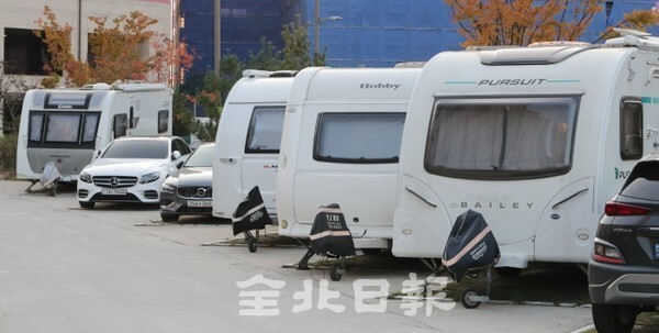 22일 전주시 효천지구 우미린 아파트 앞 공영주차장에 캠핑카와 카라반이 주차장을 점령하고 있다. /사진 = 조현욱 기자