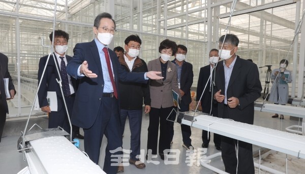 22일 송하진 도지사가 김제시 스마트팜 혁신밸리 공사현장을 찾아 현장행정을 하고 있다. /사진 = 조현욱 기자