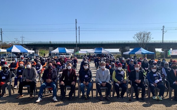 지난 23일 정읍시 신태인읍 신용리 동진강 하류 하천 부지에 신설한 27홀 파크 골프장에서 열린 정읍시 파크골프협회장 친선경기에서 참석자들이 기념촬영을 하고 있다.