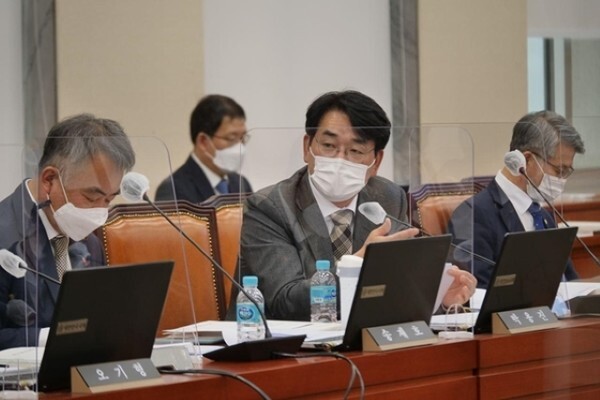 박용진 의원이 21일 국정감사에서 고승범 금융위원장에게 질의하고 있다.