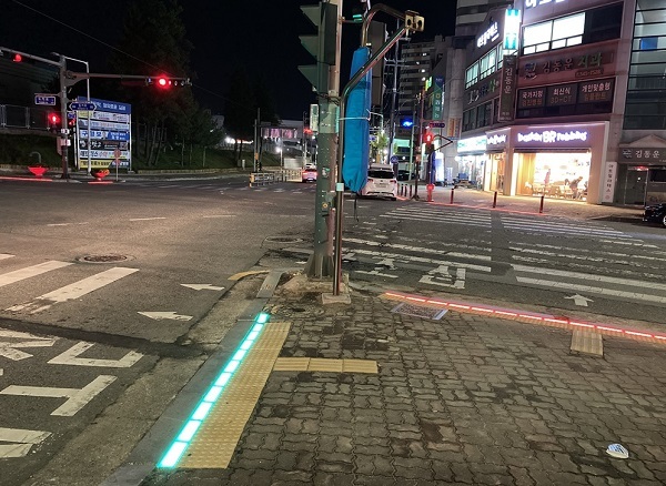 김제시에 설치된 바닥신호등 모습.