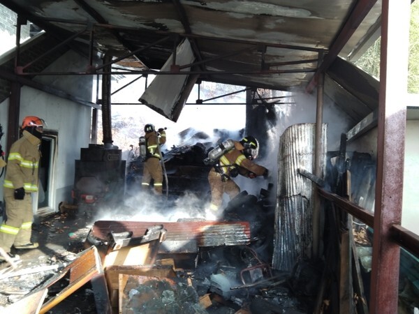 화목보일러로부터 시작된 것으로 보이는 남원 운봉읍 주택 화재현장.