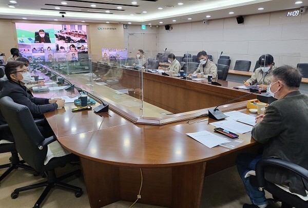 LX공사가 25일 LX본사에서 온·오프라인을 통해 제3회 청렴확산협의체 회의를 개최한 가운데, 책 ‘MZ세대 트렌드 코드’를 읽고 유연한 소통 방식의 필요성과 대안제시를 위한 시간을 가졌다. /사진 제공 = 한국국토정보공사