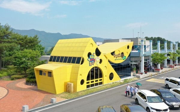 완주-순천 고속도로 임실 오수휴게소 '로컬푸드 행복장터'전경.