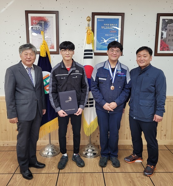 (왼쪽부터) 류천호 교장, 이성빈 학생, 김준호 학생, 이재정 지도교사가 포즈를 취하고 있다.