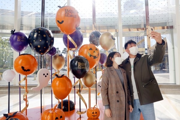 지난 22일 오후 서울 송파구 잠실 롯데월드타워에서 열린 '미스터리 핼러윈' 행사에서 시민들이 릴레이 포토존을 배경으로 기념촬영을 하고 있다. /사진 = 연합뉴스