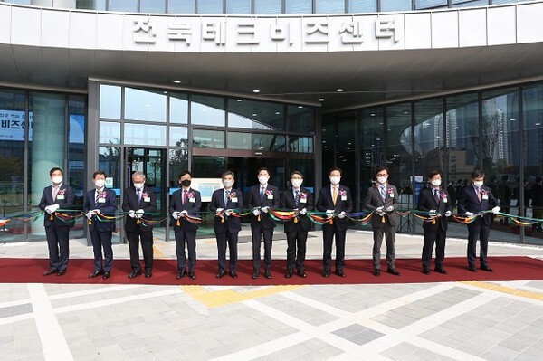 27일 전북테크비즈센터 개관식에 참석한 용홍택 과학기술정보통신부 제1차관(왼쪽 6번째), 조봉업 전북도 행정부지사(왼쪽 7번째) 등 관계자들이 테이프 커팅식을 진행하고 있다. /사진 제공 = 전북도