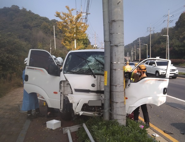 27일 오전 군산시 나운동의 한 도로에서 1톤 트럭이 전신주를 들이받았다. /사진 제공 = 전북소방본부