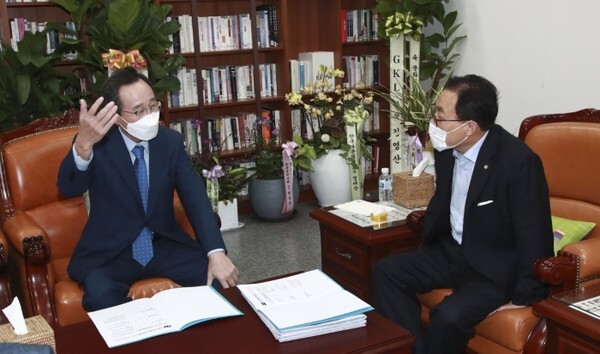 송하진 도지사는 27일 국회를 방문해 국민의힘 김태흠 농해수위 위원장과 이채익 문체위 위원장을 잇따라 만나 전북도 주요 핵심사업을 설명하며 국가예산확보 활동을 하고 있다. /사진제공 = 전북도청