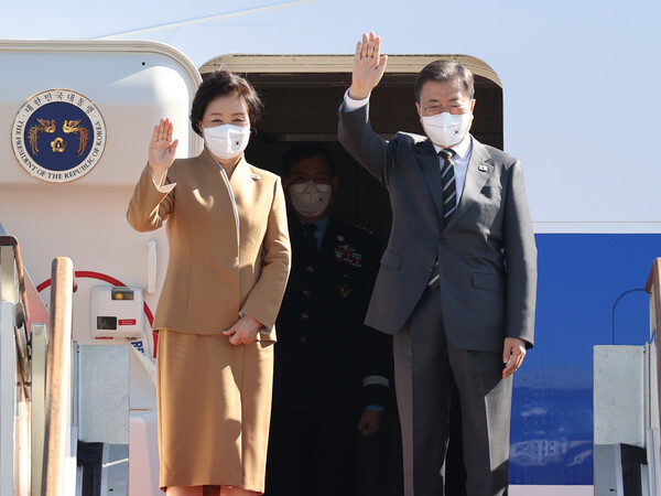 이탈리아 로마에서 열리는 주요 20개국(G20) 정상회의 참석과 교황청 공식방문 등을 위해 이탈리아, 영국, 헝가리 순방길에 오르는 문재인 대통령과 김정숙 여사가 28일 성남 서울공항에서 공군 1호기에 탑승하며 인사하고 있다. /사진 = 연합뉴스