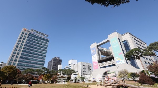 28일 전주시청사의 노후화와 협소한 장소 문제로 인근 현대해상과 대우빌딩 등 민간 사무실을 임대해 사용하고 있다. /사진 = 조현욱 기자