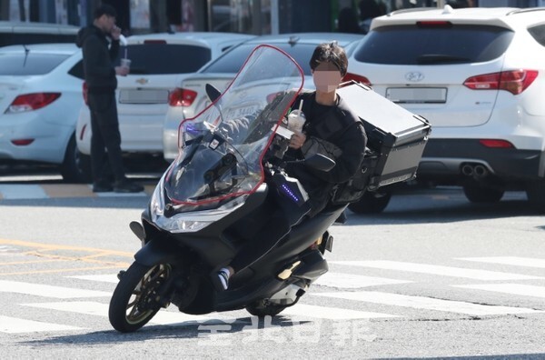28일 전주시 권삼득로 일대에서 몇몇 배달 기사들이 안전모를 착용하지 않고 운전을 하고 있다. /사진 = 조현욱 기자