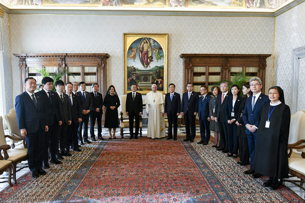 29일 교황청을 공식 방문한 문재인 대통령이 프란치스코 교황과 단독 면담에 앞서 기념촬영하고 있다. /교황청 제공