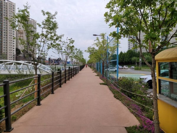 조성이 완료된 군산 경포천 서래숲길.